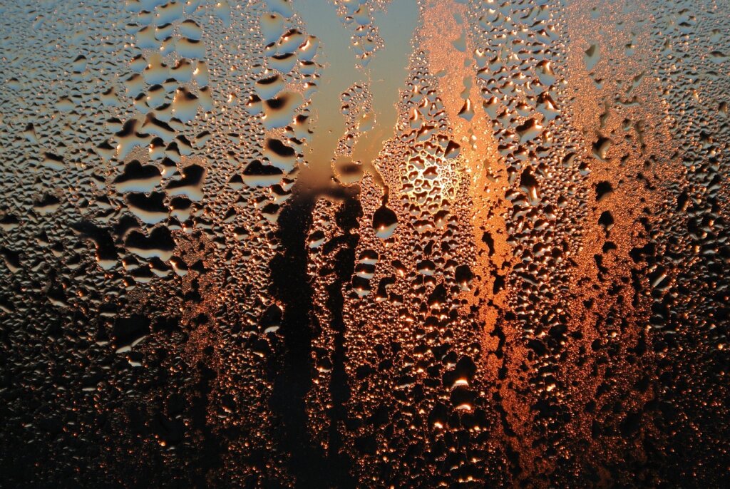 comparison of single pane vs double pane window cross section showing condensation difference