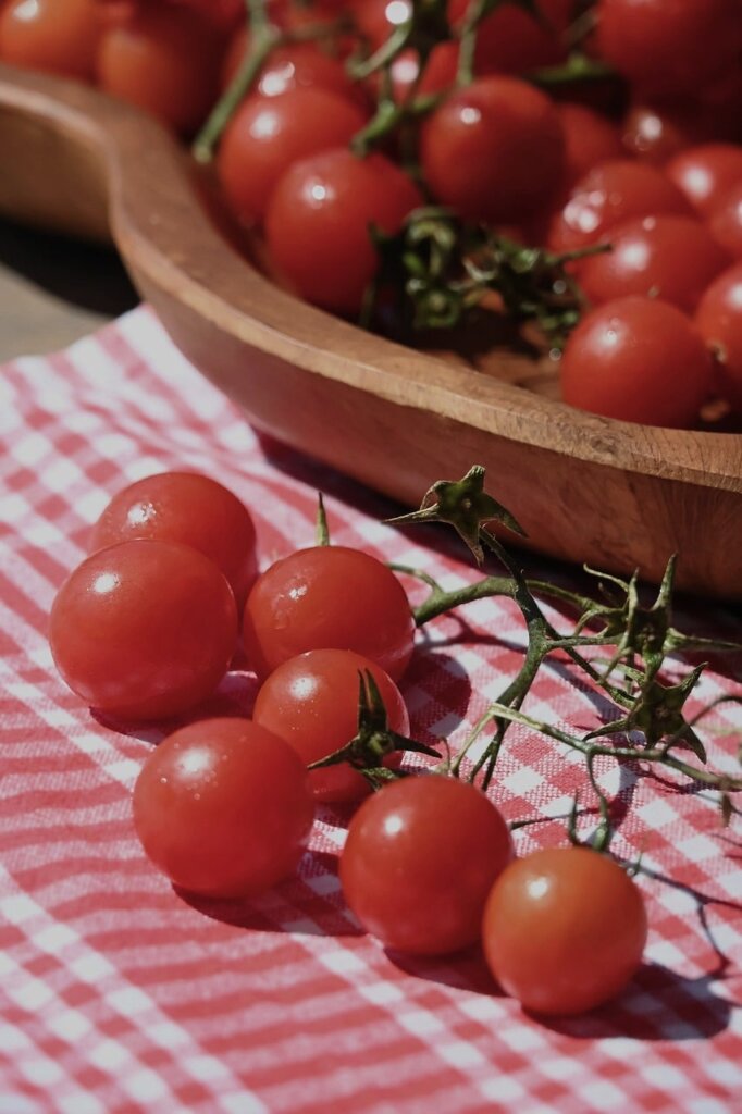 tomatoes stored separately from leafy vegetables on kitchen counter