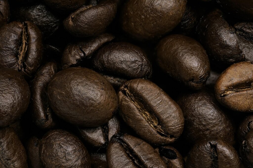 coffee beans oxidation process diagram with oxygen molecules, close-up macro photo