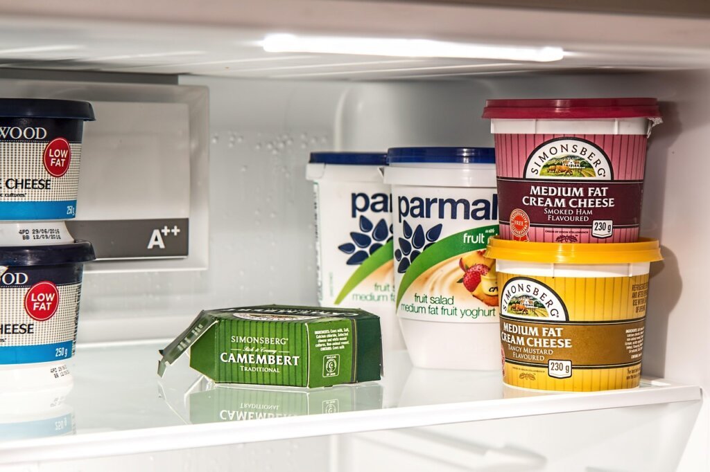comparison of garlic storage methods in refrigerator freezer and room temperature basket