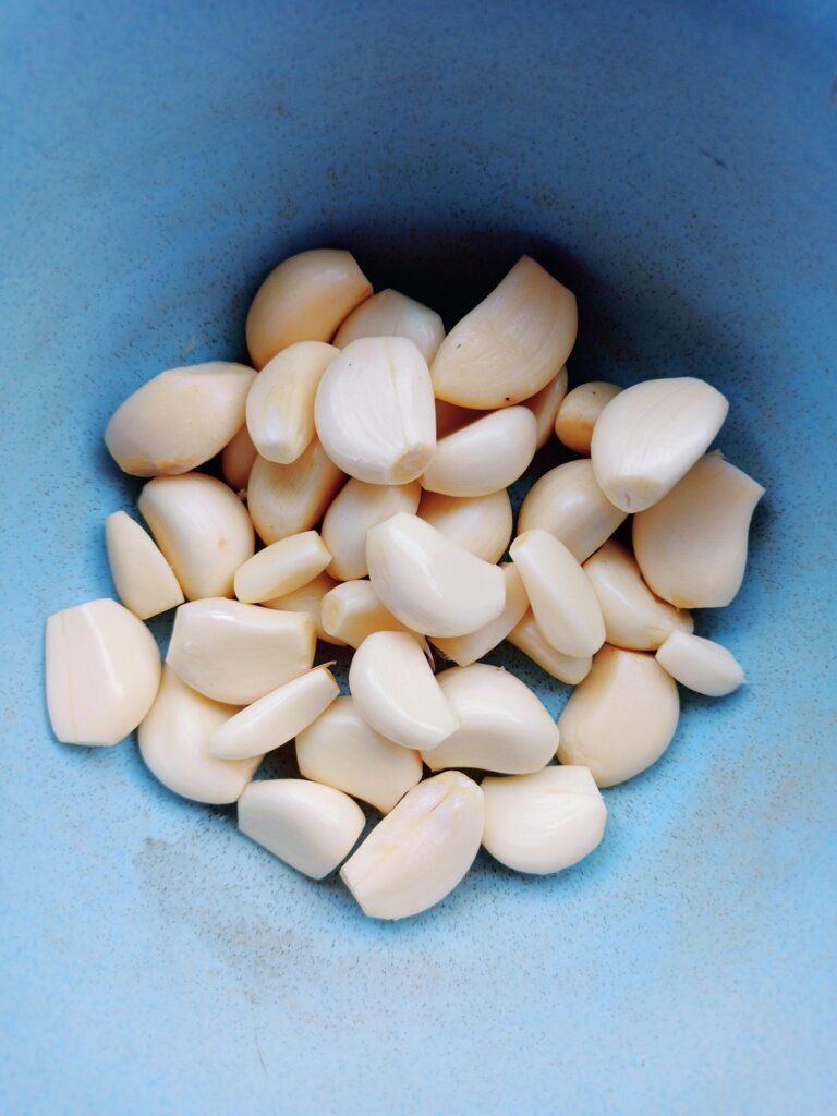 peeled garlic cloves in glass airtight container in refrigerator