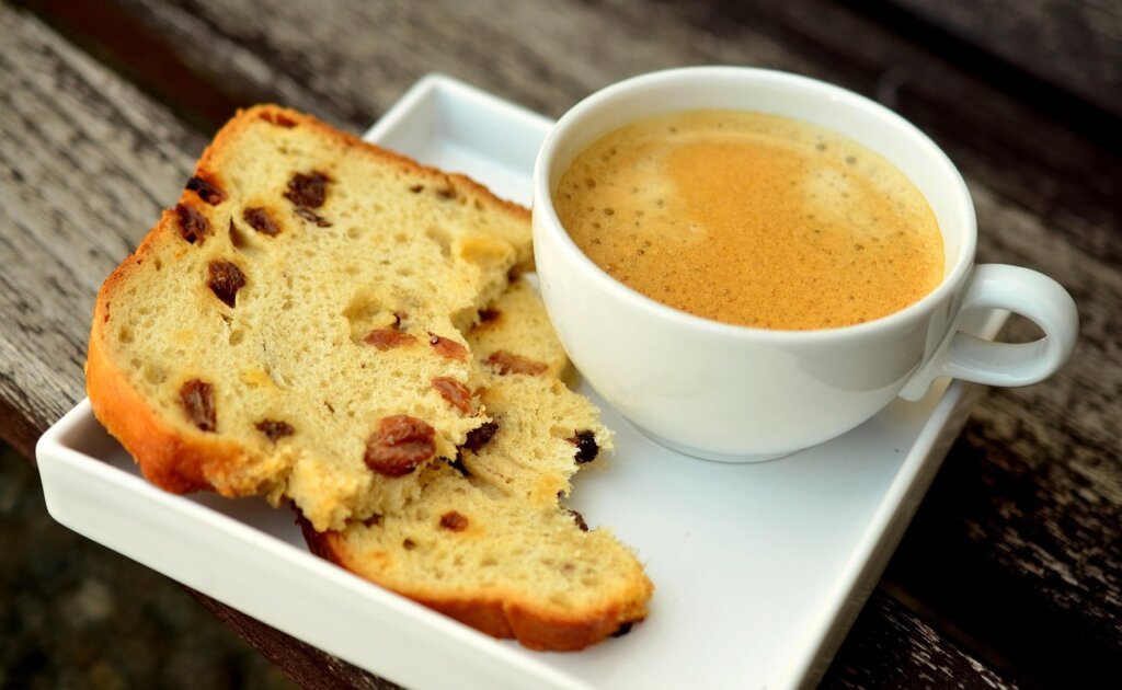 baking soda and coffee grounds natural deodorizer for food waste