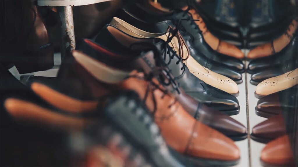charcoal pieces placed on shoe rack shelves for deodorizing