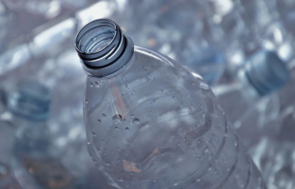 comparison of boiling versus natural odor removal methods for plastic containers